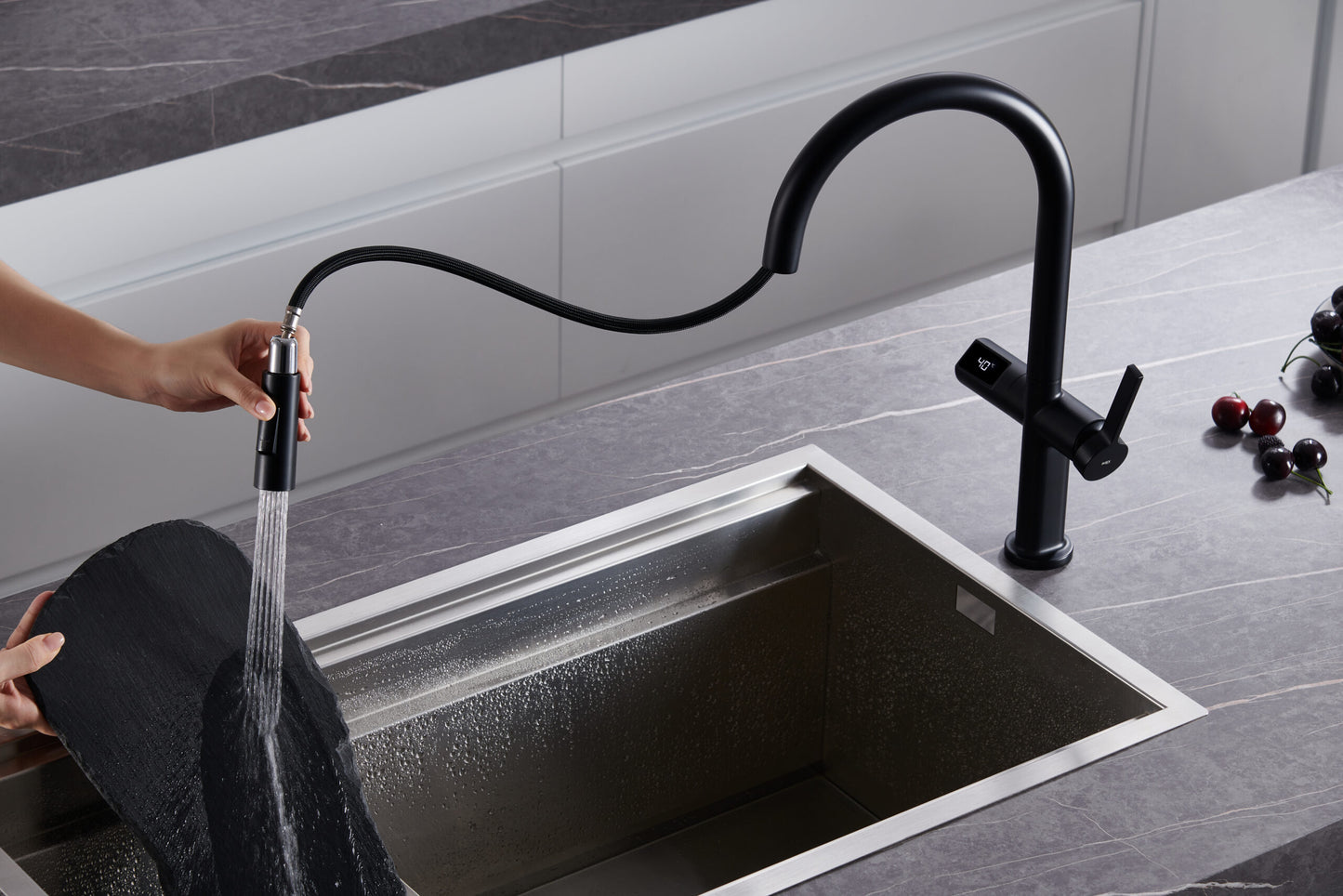 MATT BLACK PULL-OUT SINGLE-LEVER KITCHEN FAUCET