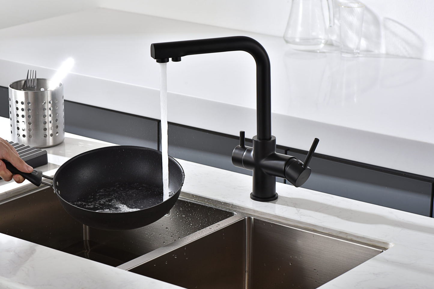 MATT BLACK SINGLE-LEVER KITCHEN FAUCET