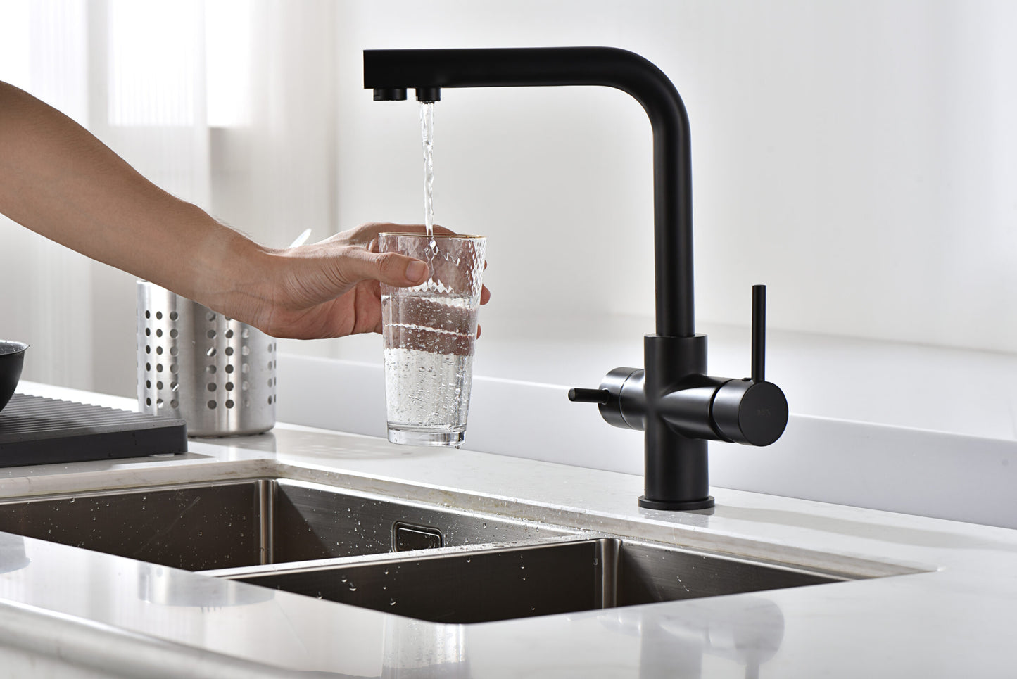 MATT BLACK SINGLE-LEVER KITCHEN FAUCET