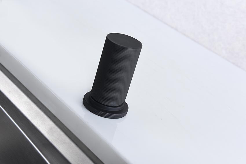 MATT BLACK SINGLE-LEVER KITCHEN FAUCET